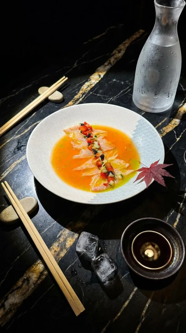 Shiro Hana Tiradito, robalo em leite de tigre de yuzu e morango